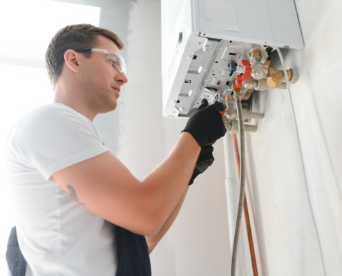 Heizungsbauer bei der Arbeit 7